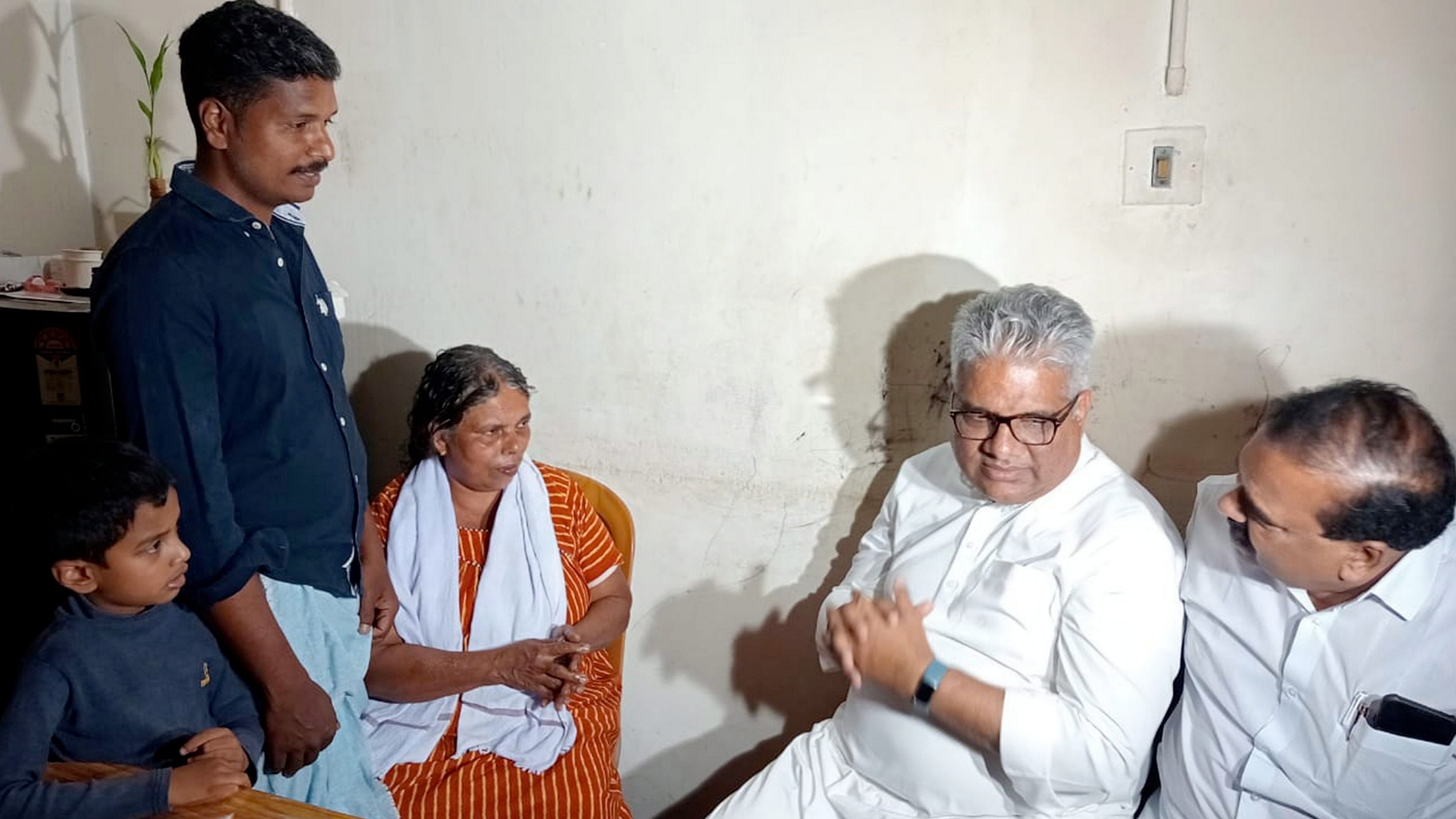 <div class="paragraphs"><p>Union Minister of Environment, Forest &amp; Climate Change Bhupender Yadav meets the family of Ajeesh Joseph, who was killed in an elephant attack, in Wayanad.</p></div>