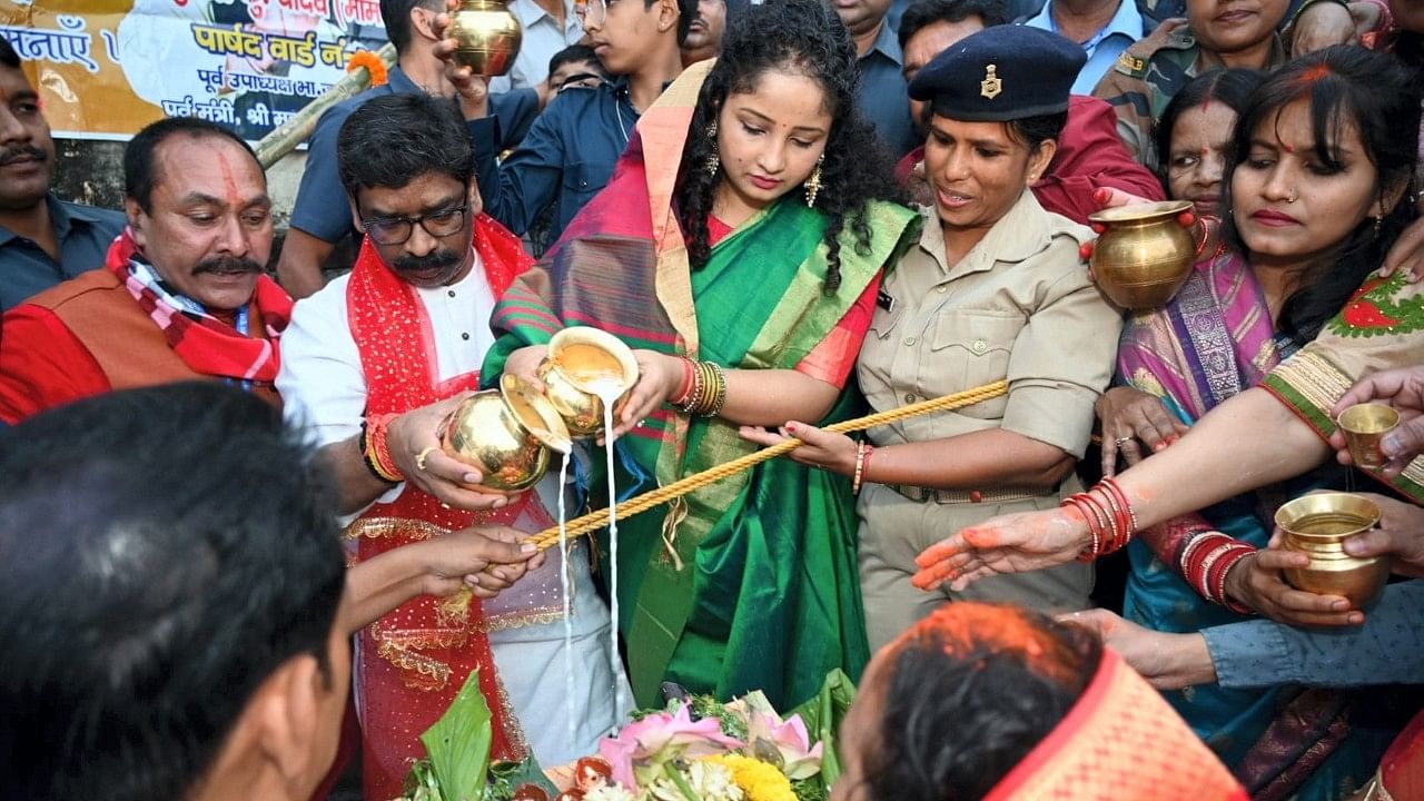 <div class="paragraphs"><p>Jharkhand Chief Minister Hemant Soren along with his wife Kalpana Soren seen offering prayers to Sun God on the occasion of Chhath Puja, in Ranchi. </p></div>