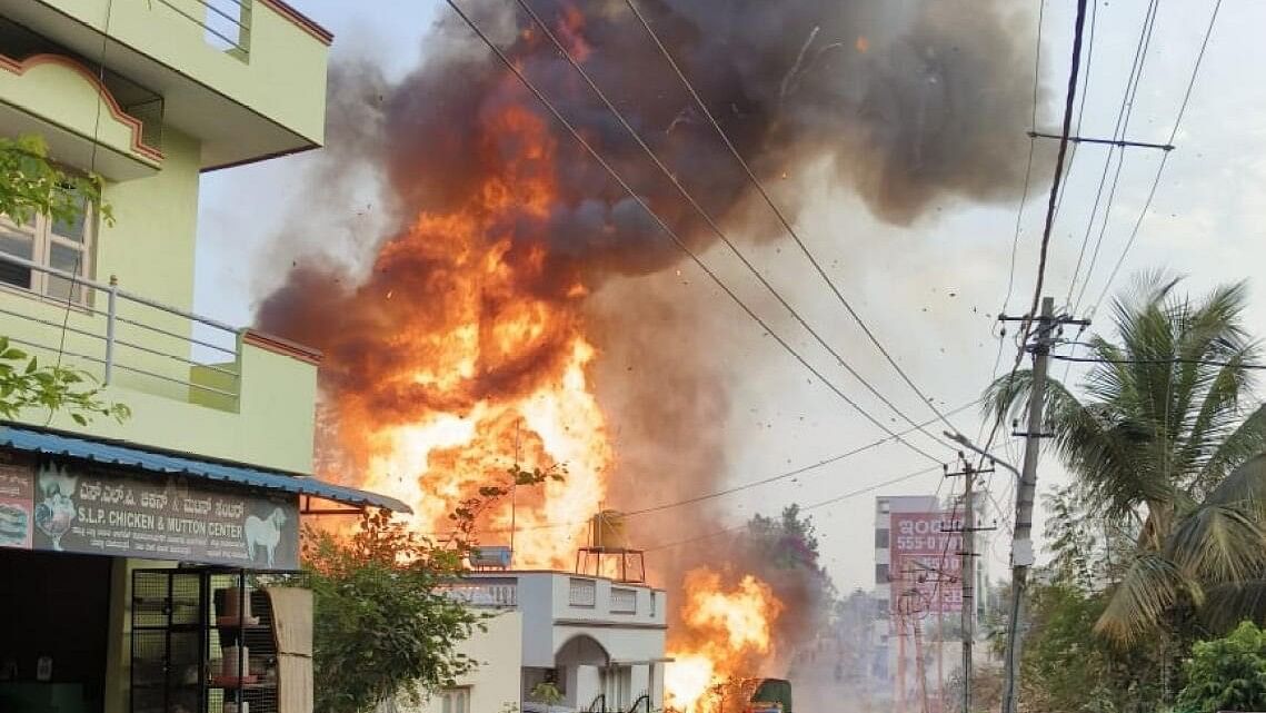 <div class="paragraphs"><p>The fire broke out around 5 pm in an old residential building that had been converted into a perfume warehouse.</p></div>