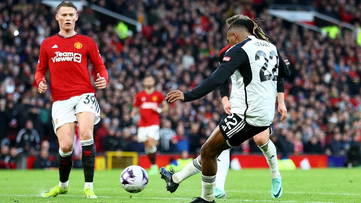 <div class="paragraphs"><p>Fulham's Alex Iwobi scores their second goal.</p></div>