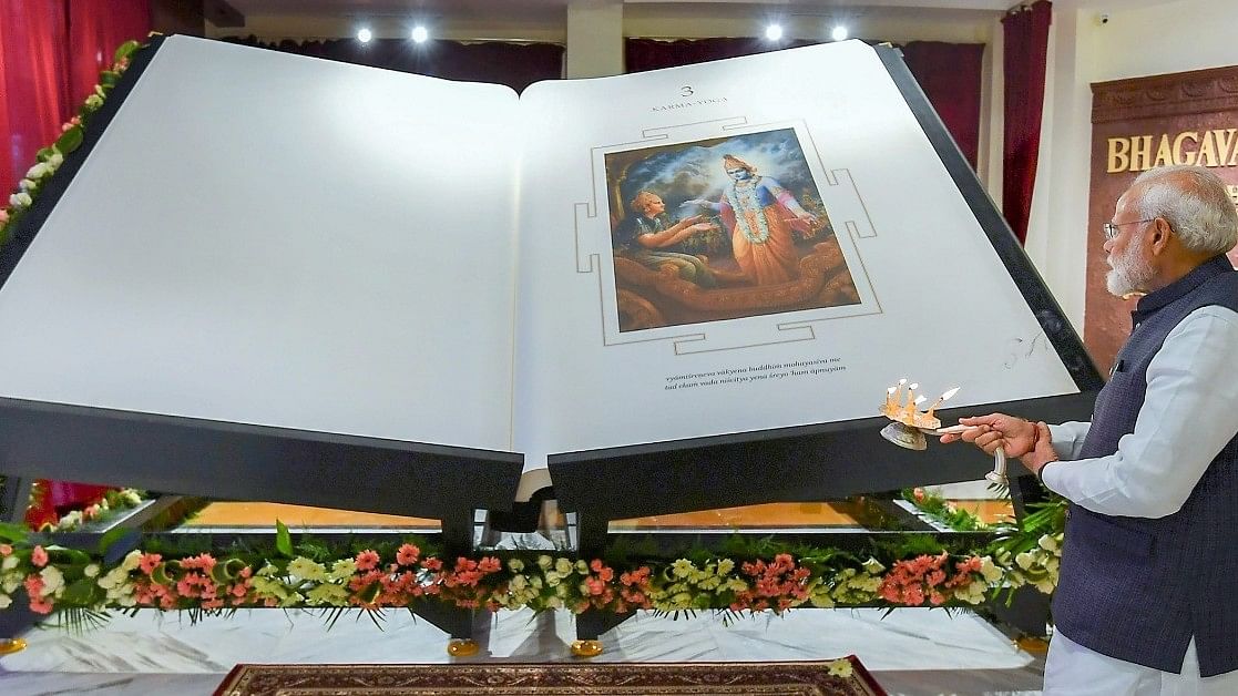 <div class="paragraphs"><p>PM Modi unveils 800kg Bhagavad Gita at ISKON Temple. </p></div>