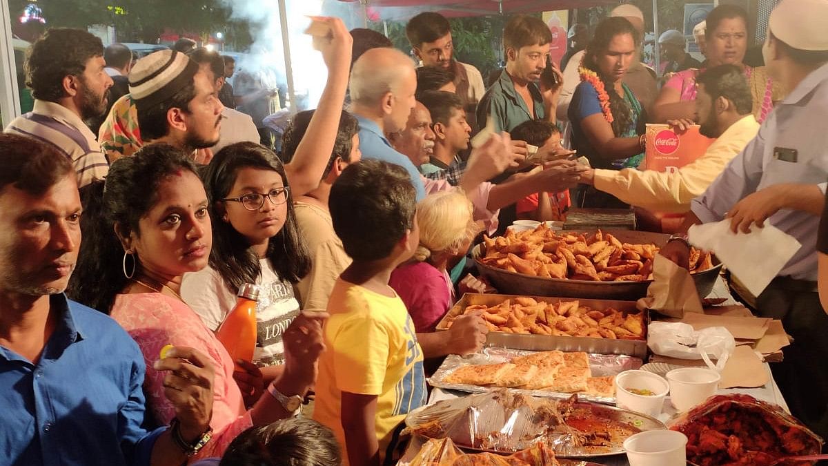 <div class="paragraphs"><p>Muslims make last-minute purchases for Ramzan Iftar, the breaking of the fast, at Mask Road, Frazer town in Bengaluru</p></div>