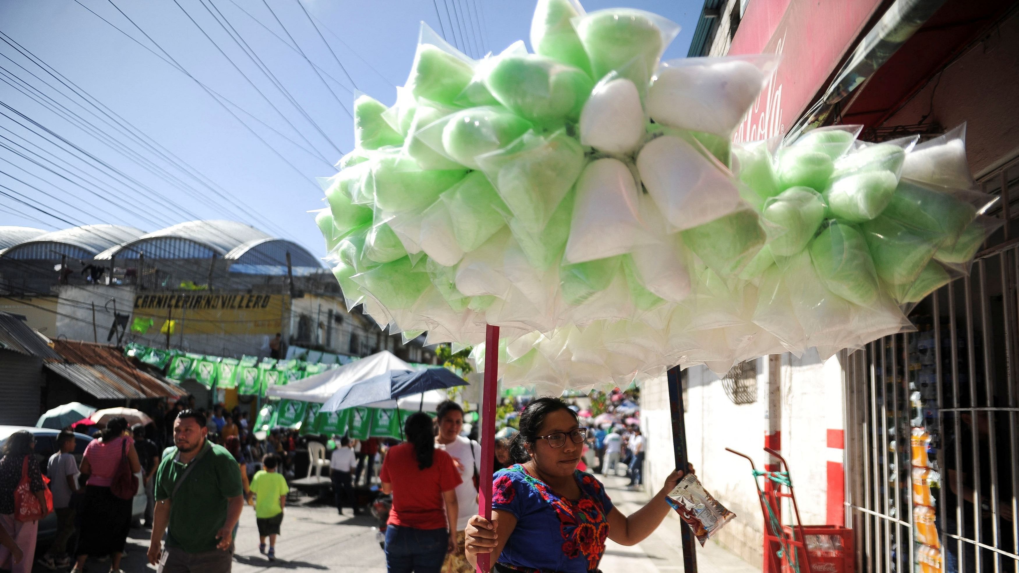 <div class="paragraphs"><p>A woman sells cotton candy.</p></div>