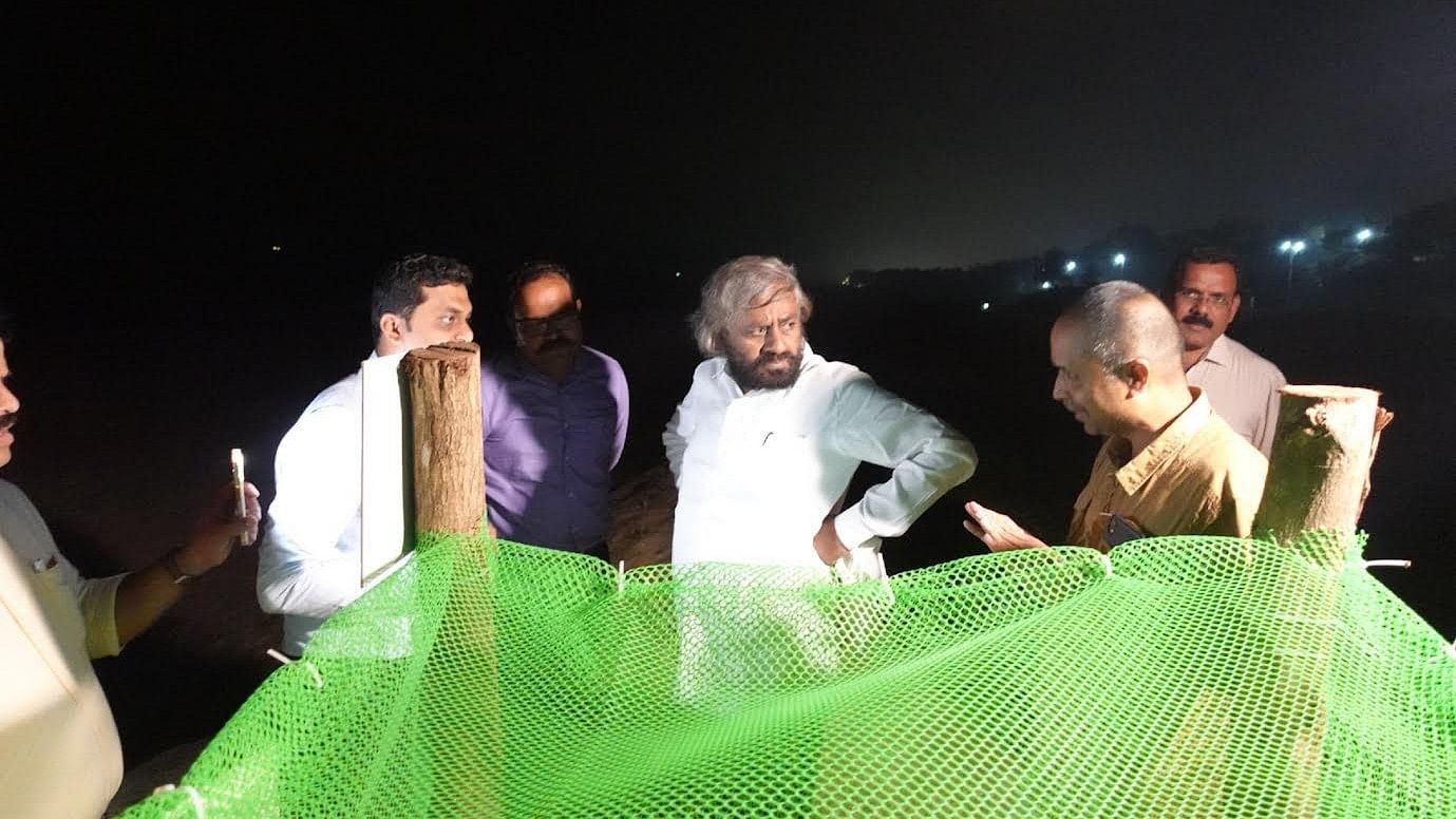 <div class="paragraphs"><p>Forest minister Eshwar Khandre visited the Olive Ridley turtle nesting site at Tannirbavi. </p></div>