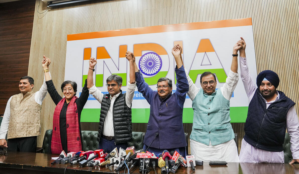 <div class="paragraphs"><p>AAP leaders Saurabh Bharadwaj, Atishi Singh and Sandeep Pathak with Congress leaders Mukul Wasnik, Deepak Babaria and Arvinder Singh Lovely during a joint press conference, in New Delhi.&nbsp;</p></div>