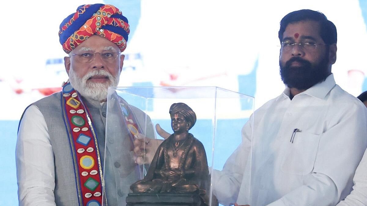 <div class="paragraphs"><p>Prime Minister Narendra Modi being felicitated by Maharashtra Chief Minister Eknath Shinde in Yavatmal.</p></div>