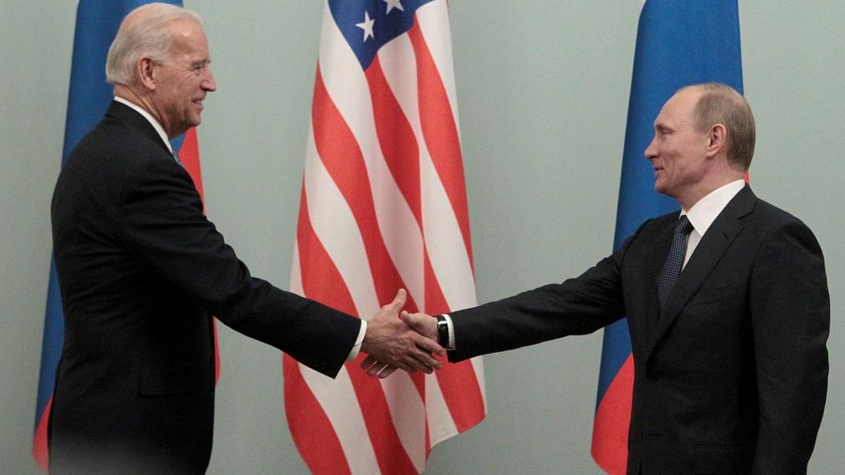 <div class="paragraphs"><p>Russian Prime Minister Vladimir Putin (R) shakes hands with U.S. Vice President Joe Biden.</p></div>