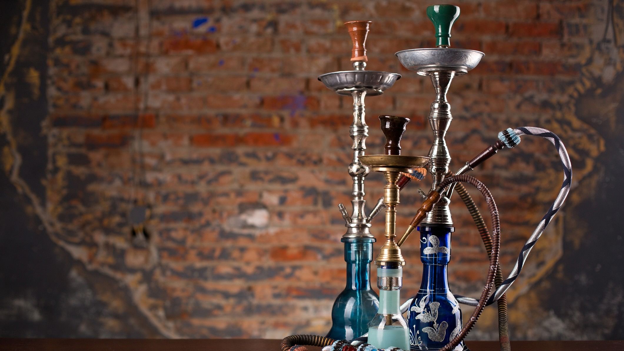 <div class="paragraphs"><p>An image showing hookahs.</p></div>