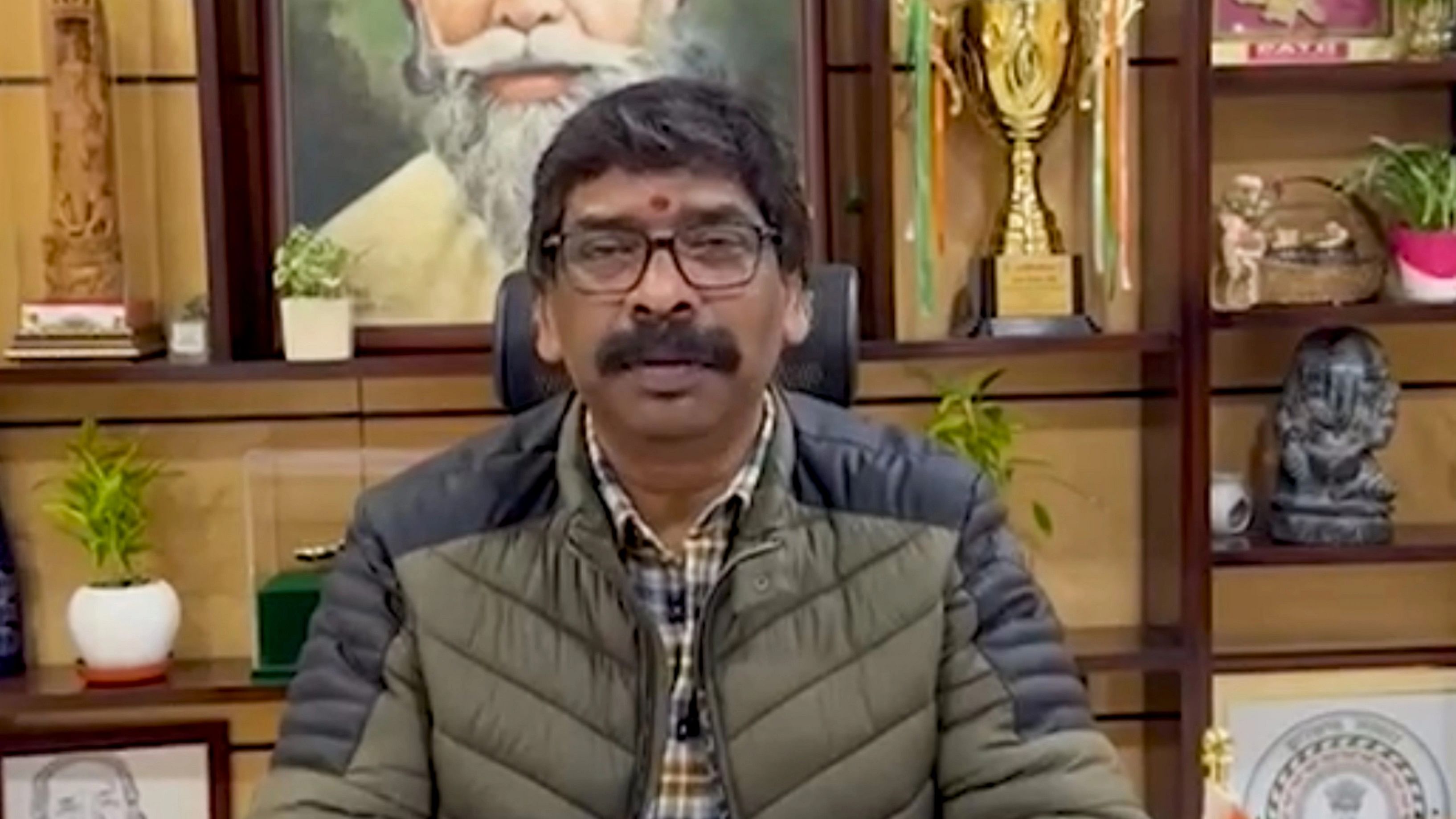 <div class="paragraphs"><p>Jharkhand former Chief Minister Hemant Soren delivers a video message before his arrest by Enforcement Directorate (ED) officials in connection with a money laundering case.</p></div>