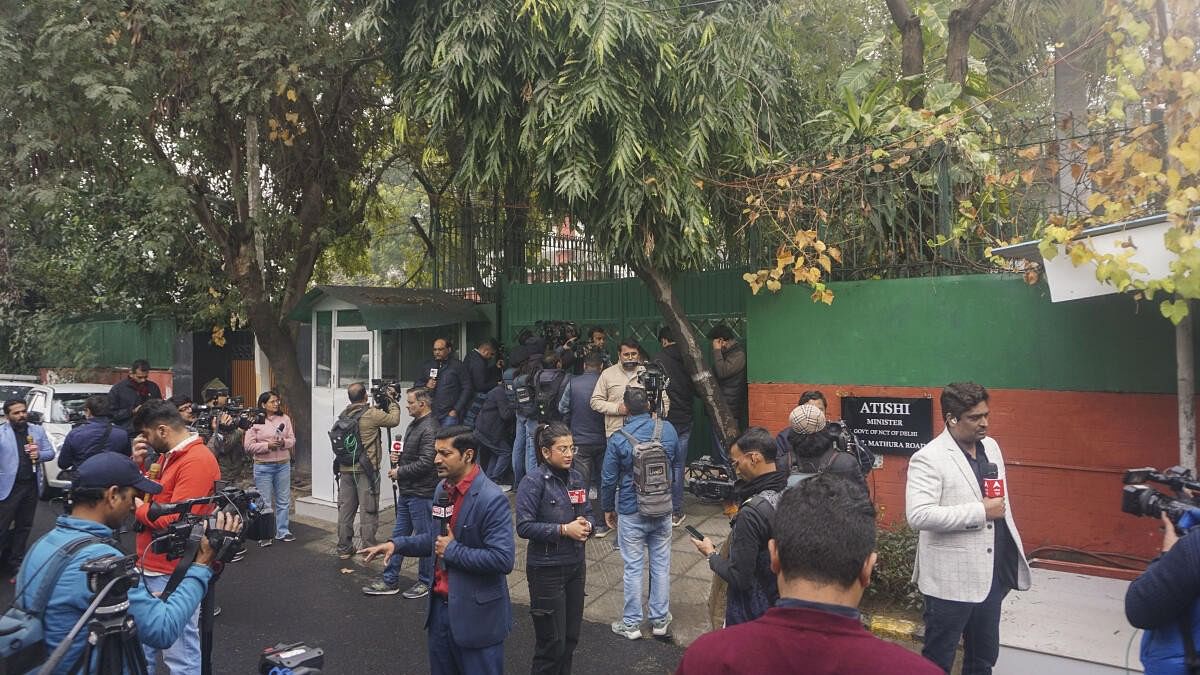 <div class="paragraphs"><p>Delhi police and media surround Atishi's residence.</p></div>