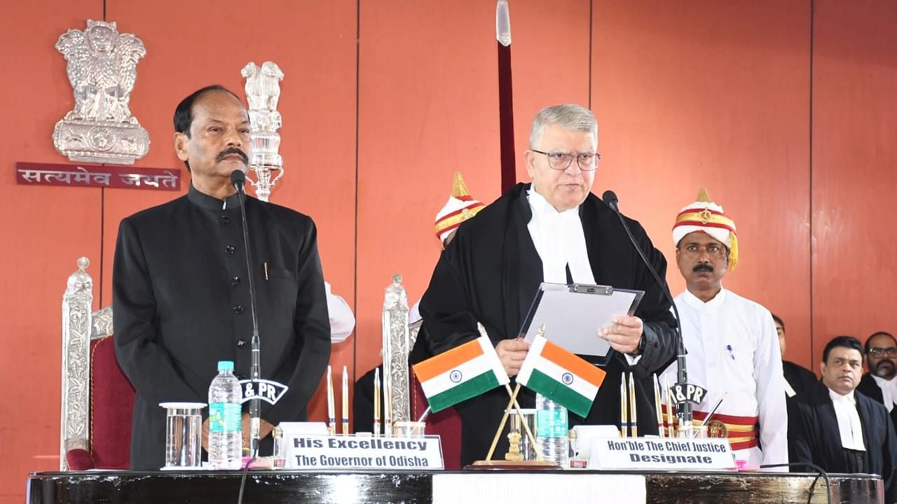 <div class="paragraphs"><p>Governor Raghubar Das administered the oath of office to the new chief justice in a swearing-in ceremony held on Orissa High Court premises here.</p></div>