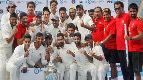 <div class="paragraphs"><p>A file photo of the Mumbai team posing with the trophy after winning Ranji Trophy Final match against Saurashtra in Pune on Friday. </p></div>