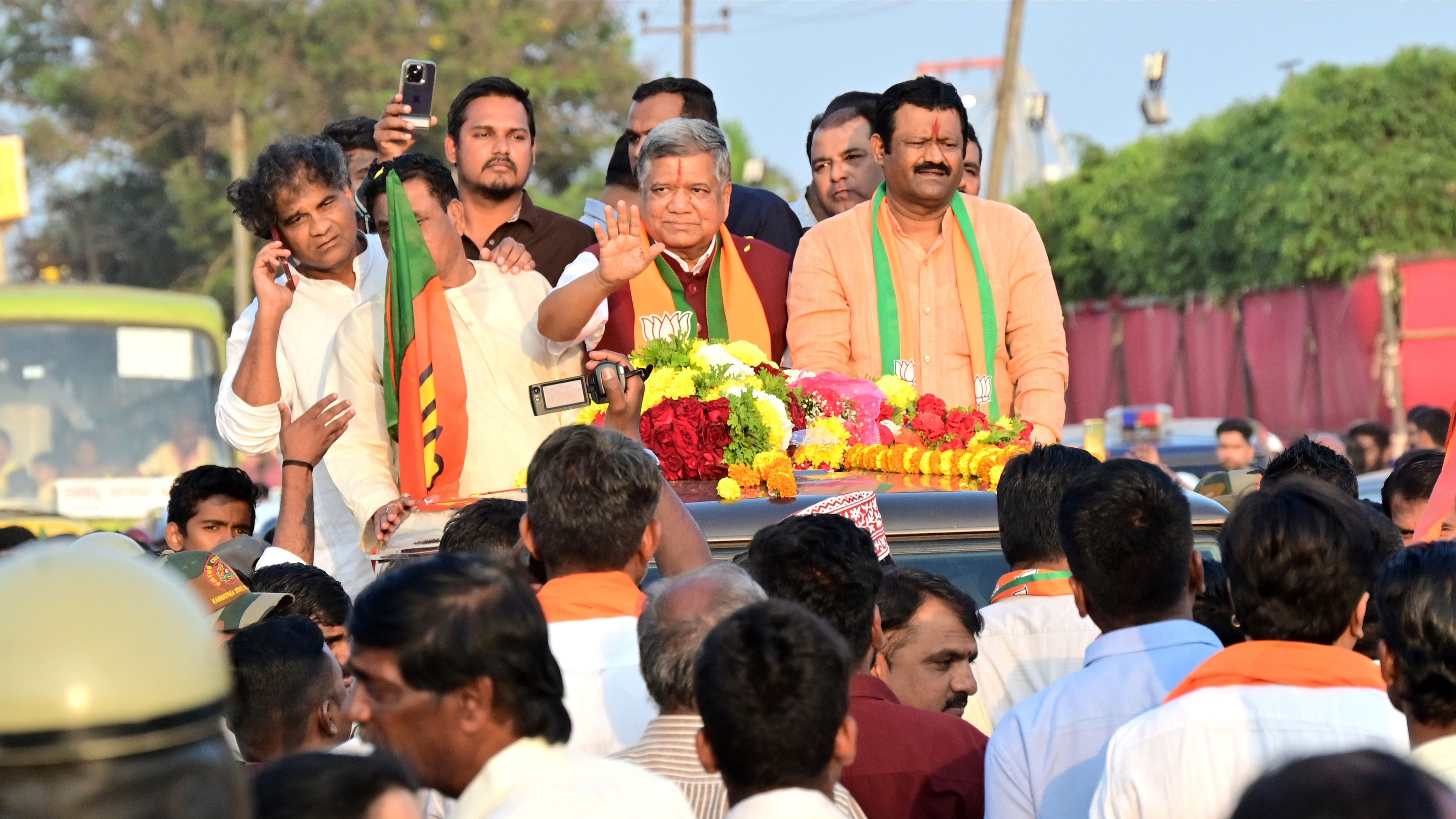 <div class="paragraphs"><p>Former Chief Minister Jagdish Shettar, who left the Congress and joined the BJP, was accompanied by a grand procession from Srinivas Garden, Hubli to the Home Office.</p></div>