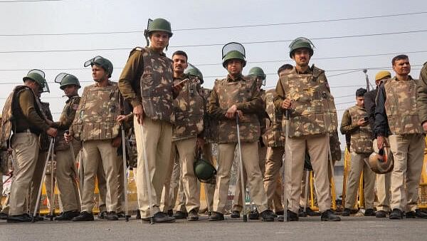 <div class="paragraphs"><p>Police personnel deployed near Singhu border in view of farmers' 'Dilli Chalo' protest march.</p></div>