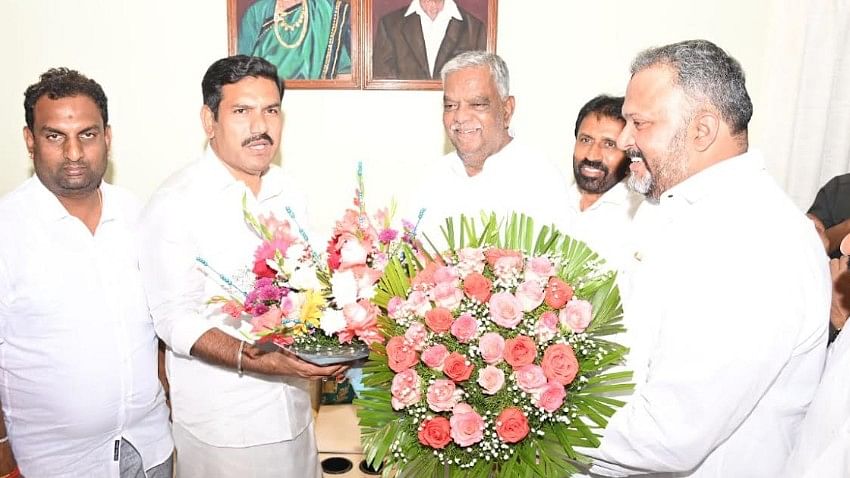 <div class="paragraphs"><p>BJP state president B Y Vijayendra meets Chamarajanagar MP V Srinivas Prasad, in Mysuru, on Thursday. </p></div>
