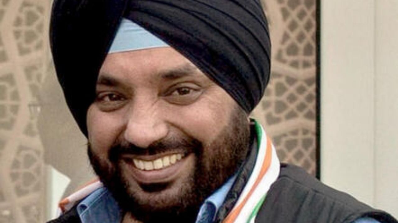 <div class="paragraphs"><p>Arvinder Lovely</p></div>