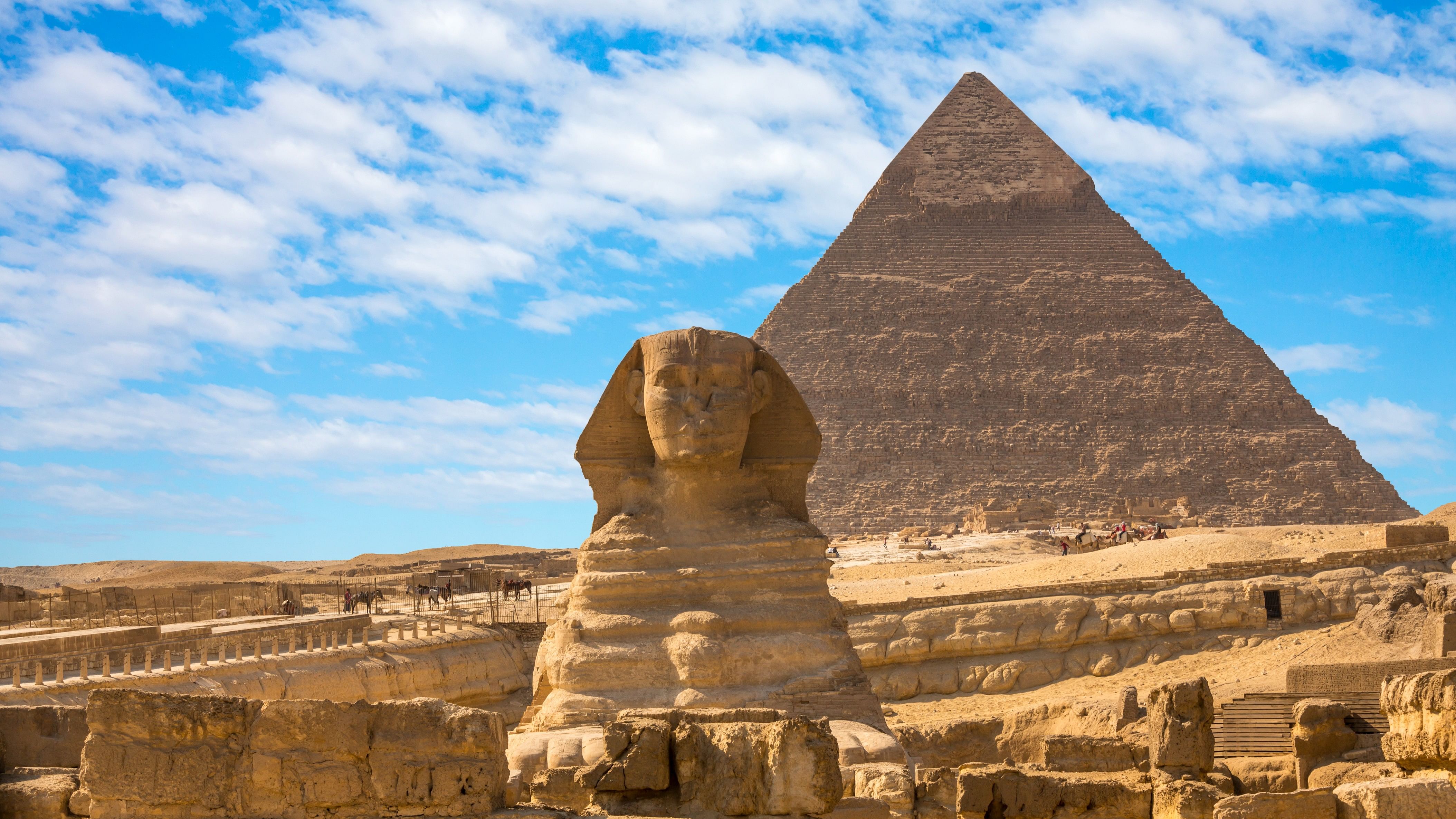 <div class="paragraphs"><p>Great Sphinx and Pyramid of Khafre</p></div>