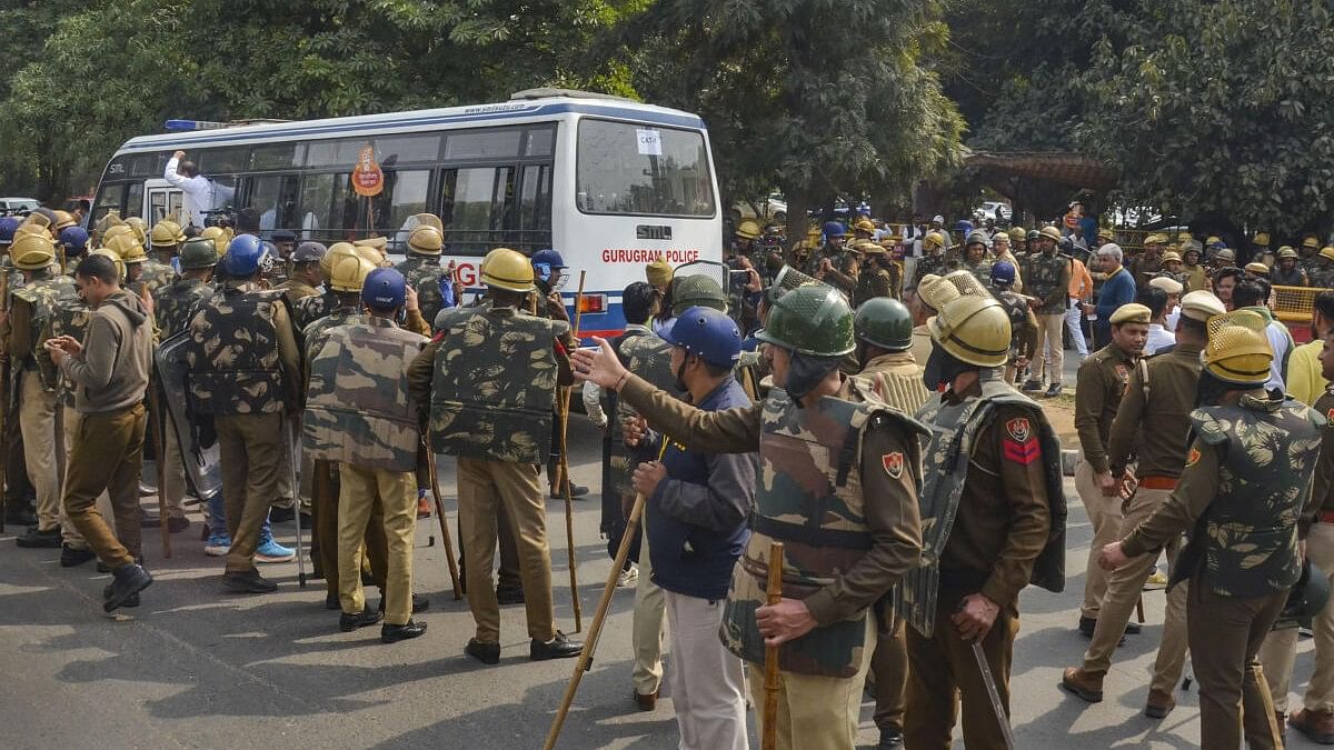 <div class="paragraphs"><p>The police swung in to rein in the protesting farmers.</p></div>