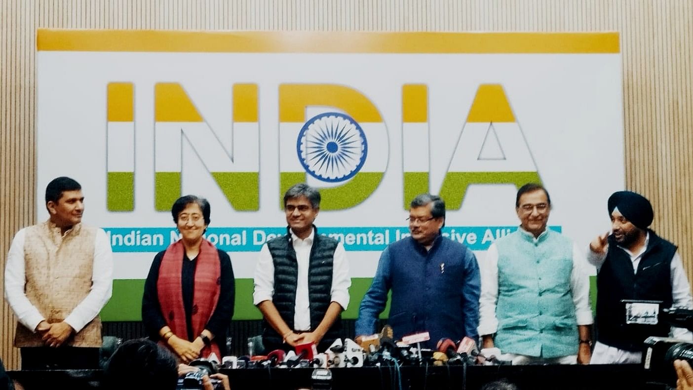 <div class="paragraphs"><p>Members of the Congress and the Aam Aadmi Party during the joint press conference in New Delhi.</p></div>