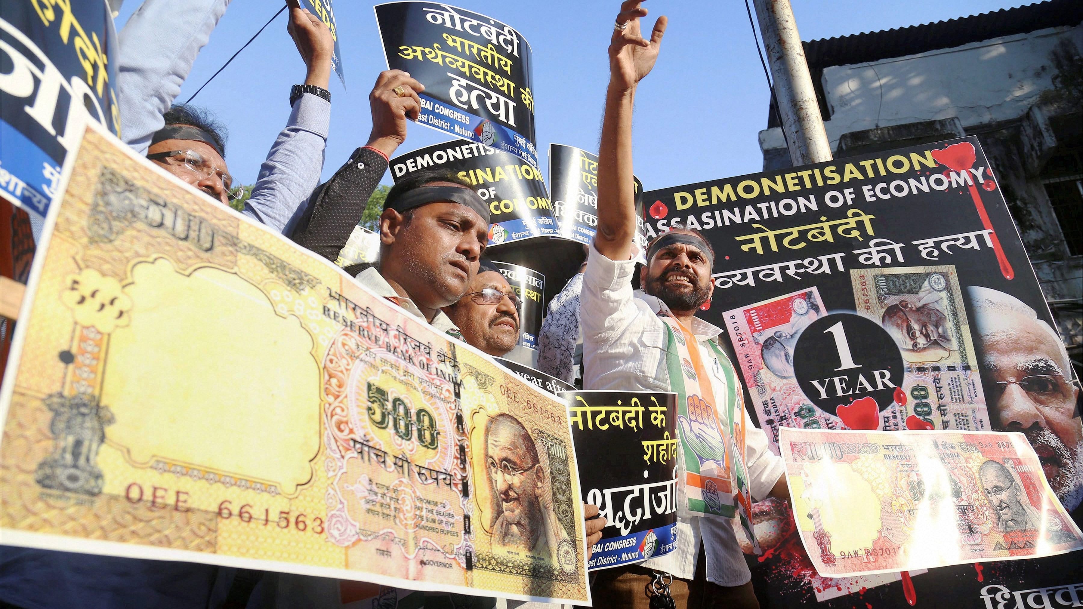 <div class="paragraphs"><p>Congress workers stage a protest against the BJP government on the eve of the first anniversary of 'demonetisation' in Mulund.</p></div>