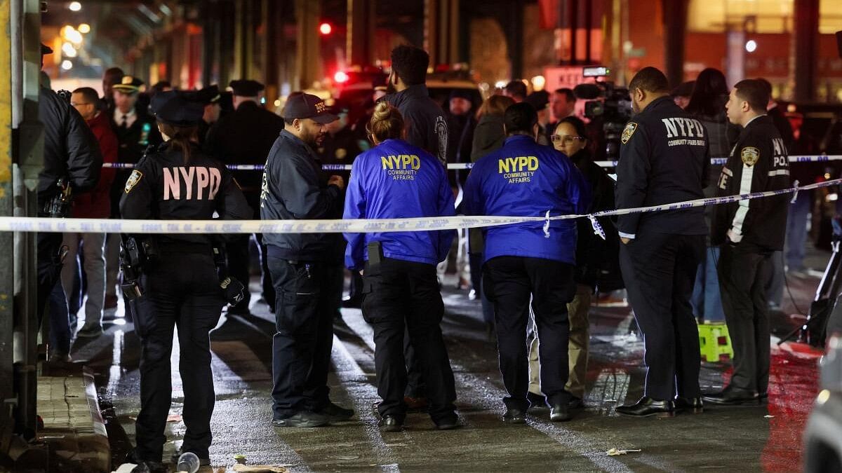 <div class="paragraphs"><p>Members of the New York Police Department investigate the scene of a shooting at the Mount Eden Avenue subway station.</p></div>