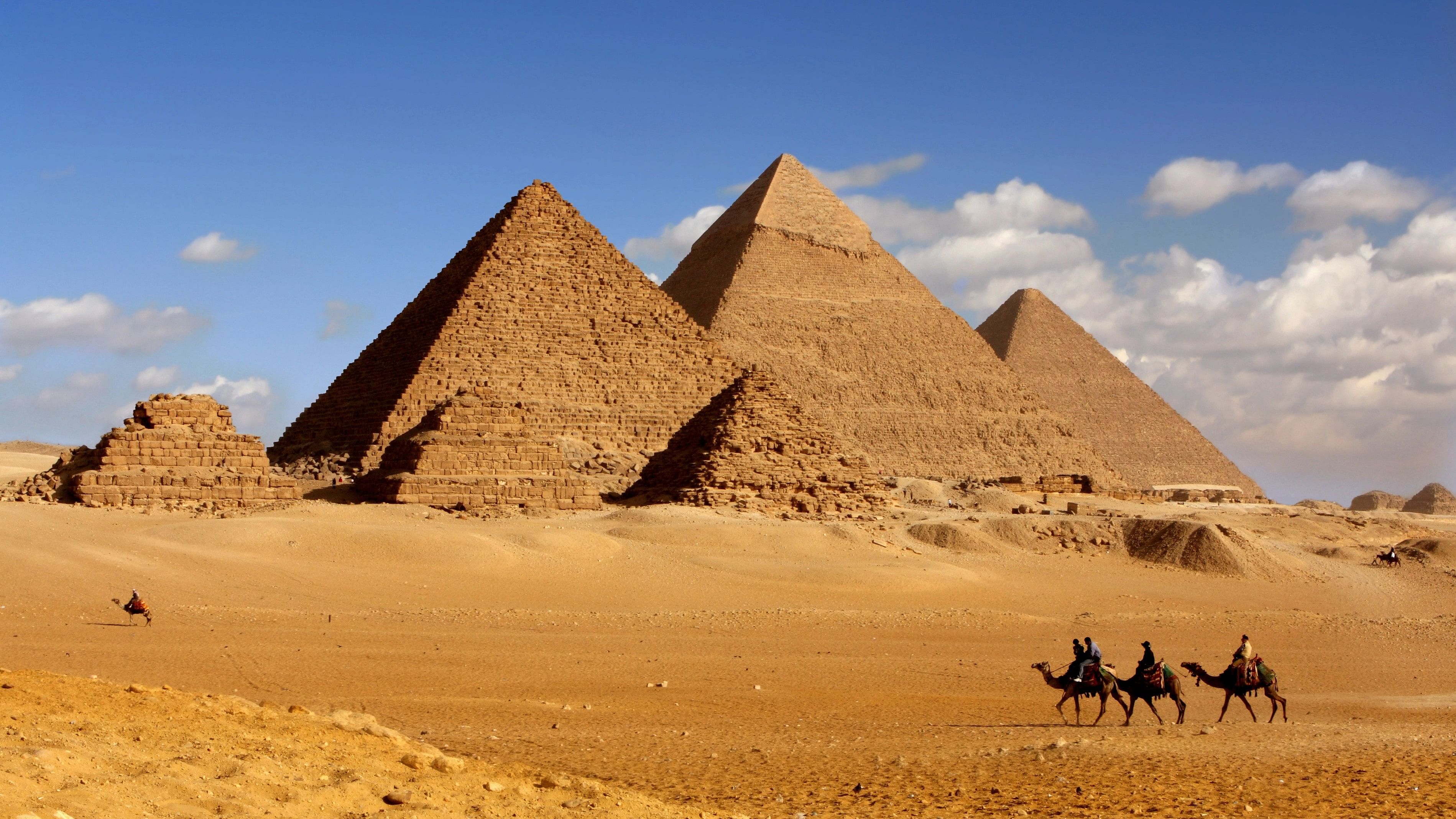 <div class="paragraphs"><p>A view of the pyramids of Egypt.</p></div>