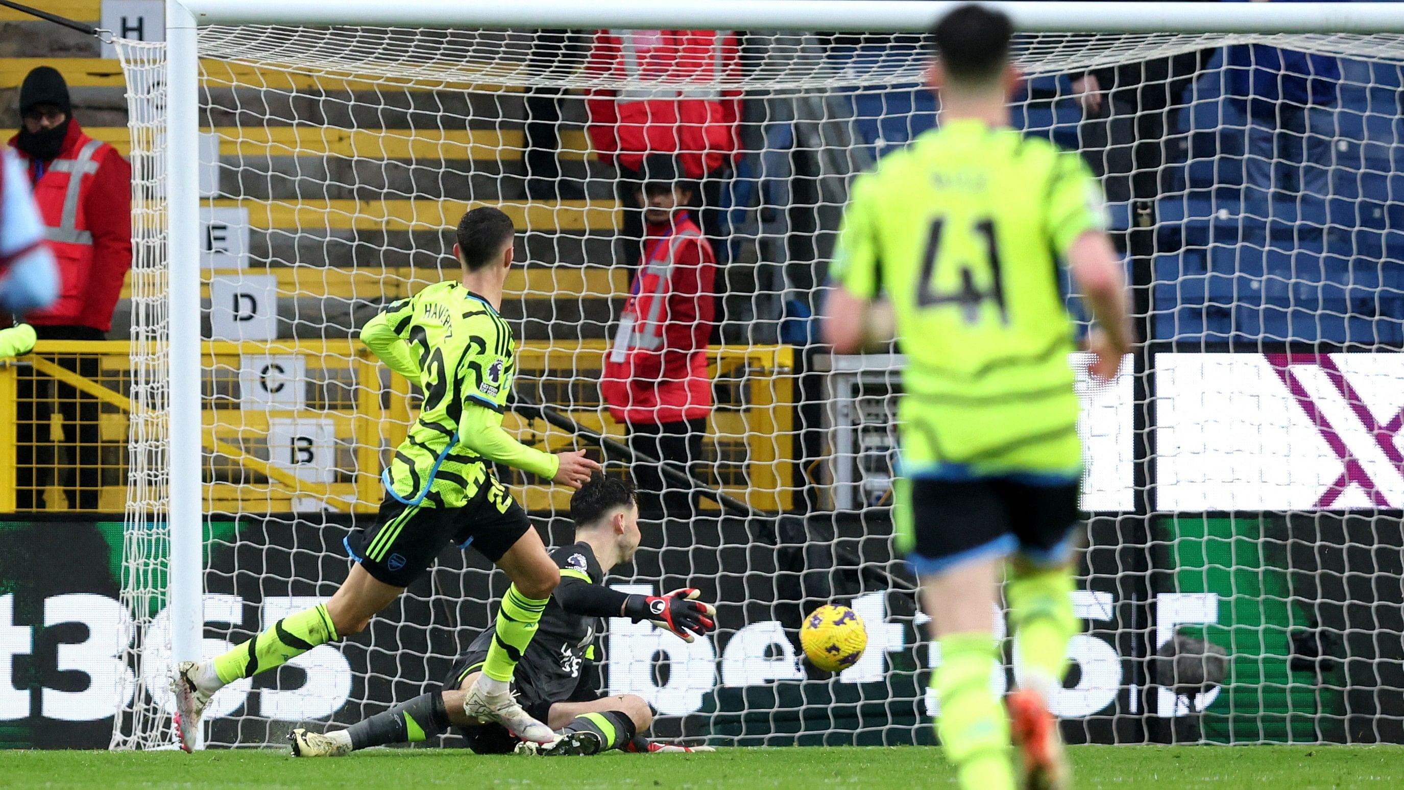 <div class="paragraphs"><p>Arsenal's Kai Havertz scores their fifth goal</p></div>