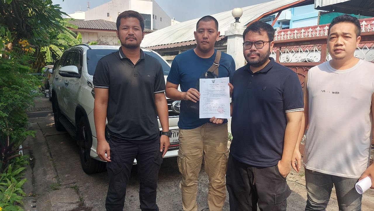 <div class="paragraphs"><p>Prachatai reporter Nuttaphol Meksobhon (in black t-shirt with glasses), who was arrested for being an accomplice to damaging a historic site and vandalizing a wall in a public place, in police custody.&nbsp;</p></div>
