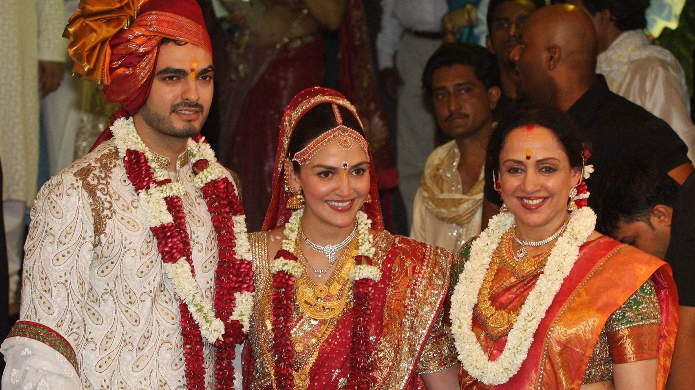 <div class="paragraphs"><p>Actress Esha Deol (centre) with her husband Bharat Takhtani (left).</p></div>