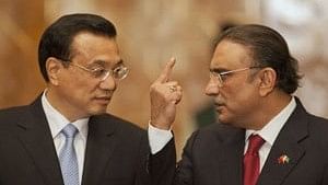 <div class="paragraphs"><p>Pakistan's Asif Ali Zardari (R) gestures as he talks with China's Li Keqiang.</p></div>