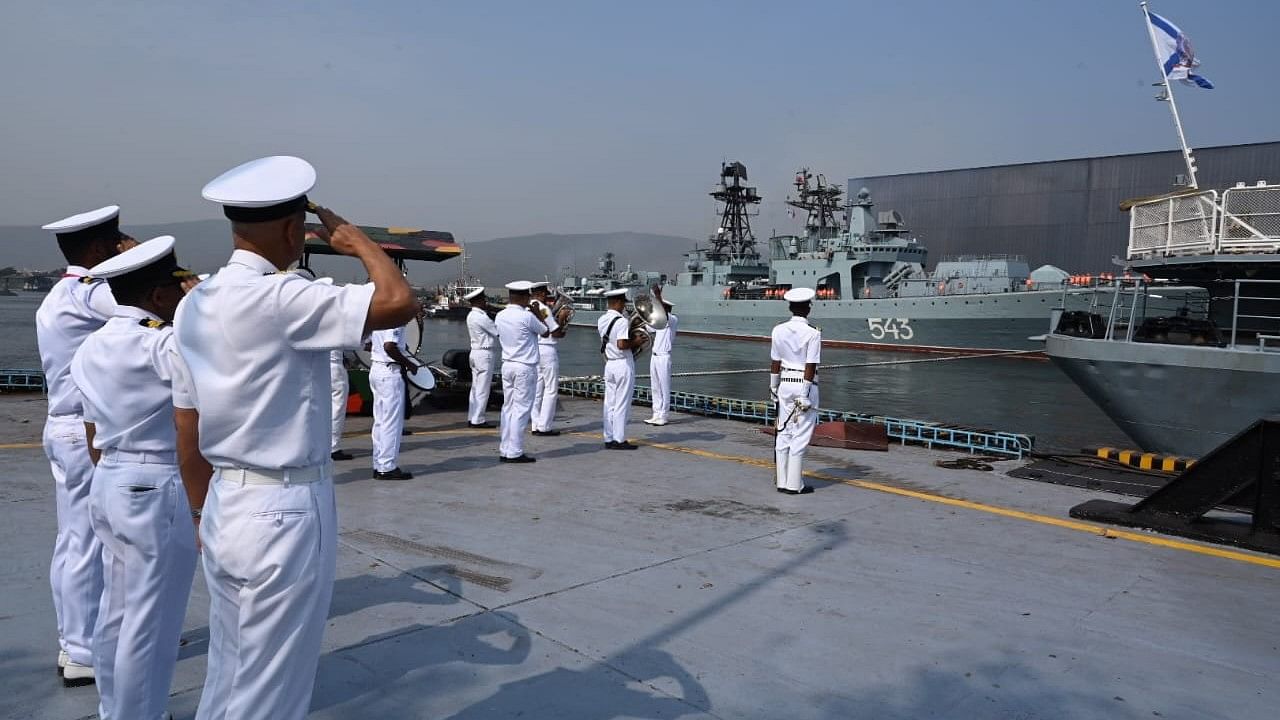 <div class="paragraphs"><p>Indian Navy personnel welcome Marshal Shaposhnikov (BPK 543),  Udaloy Class Cruiser of the Russian Navy for Milan exercise</p></div>