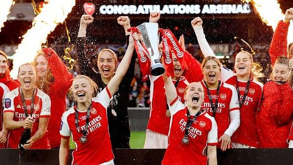 <div class="paragraphs"><p>Arsenal's Leah Williamson and Kim Little lift the trophy as they celebrate with teammates after winning the League Cup.</p></div>