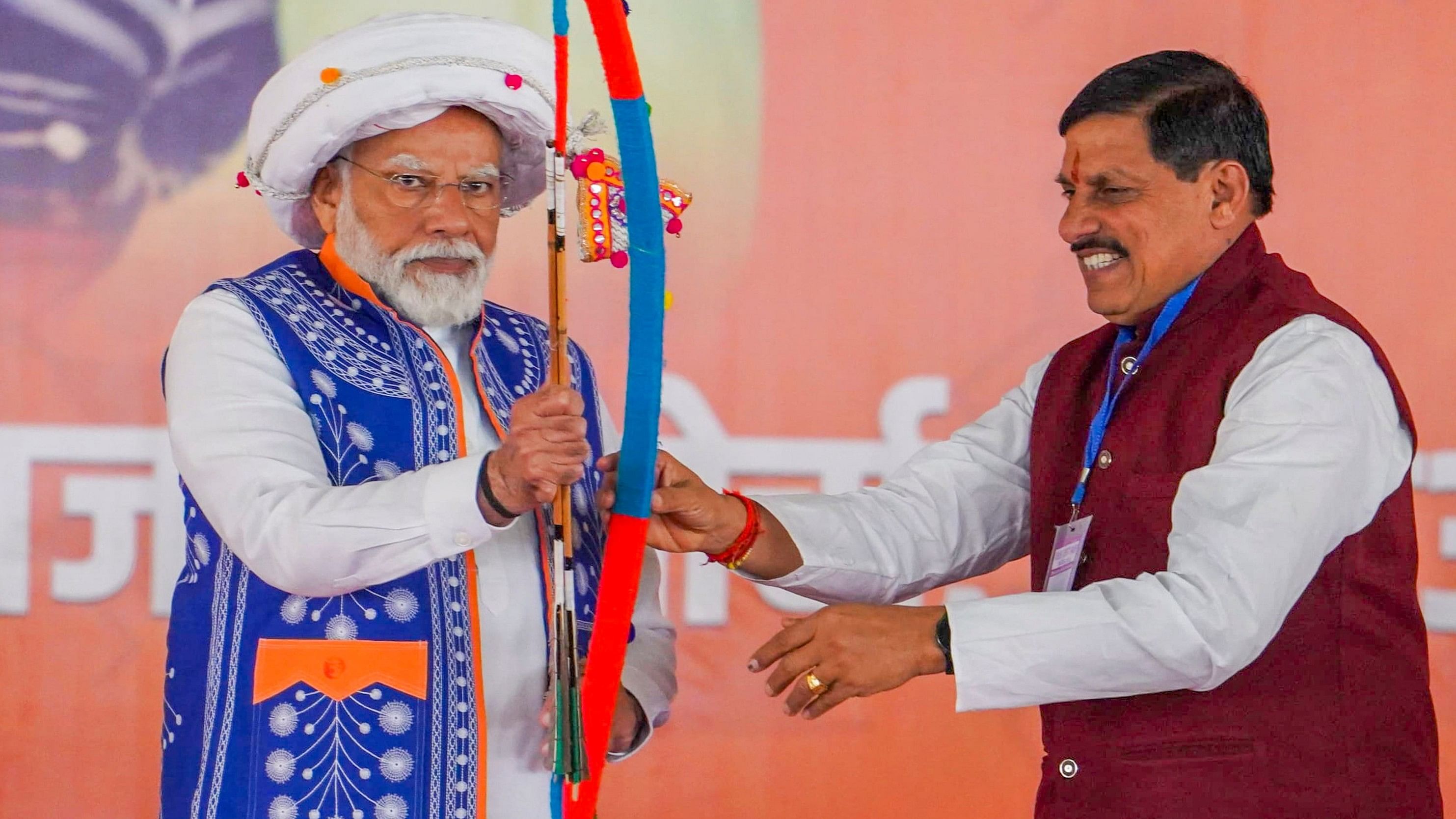 <div class="paragraphs"><p>Prime Minister Narendra Modi being presented a bow and arrow by Madhya Pradesh Chief Minister Mohan Yadav during the  'Janjatiya Sammelan' in Jhabua, Madhya Pradesh.  </p></div>