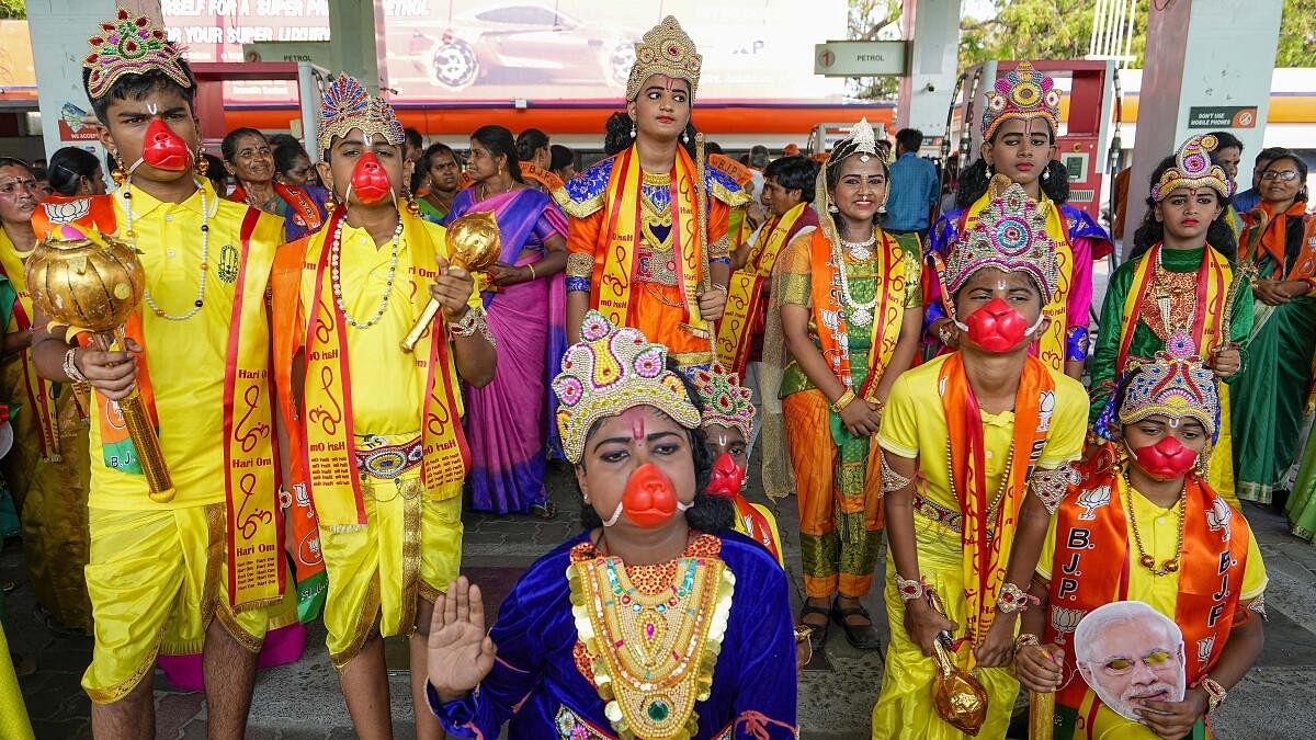 <div class="paragraphs"><p>Artists (including children) before Prime Minister Narendra Modi's roadshow ahead of Lok Sabha elections, in Coimbatore, Monday, March 18, 2024.</p></div>