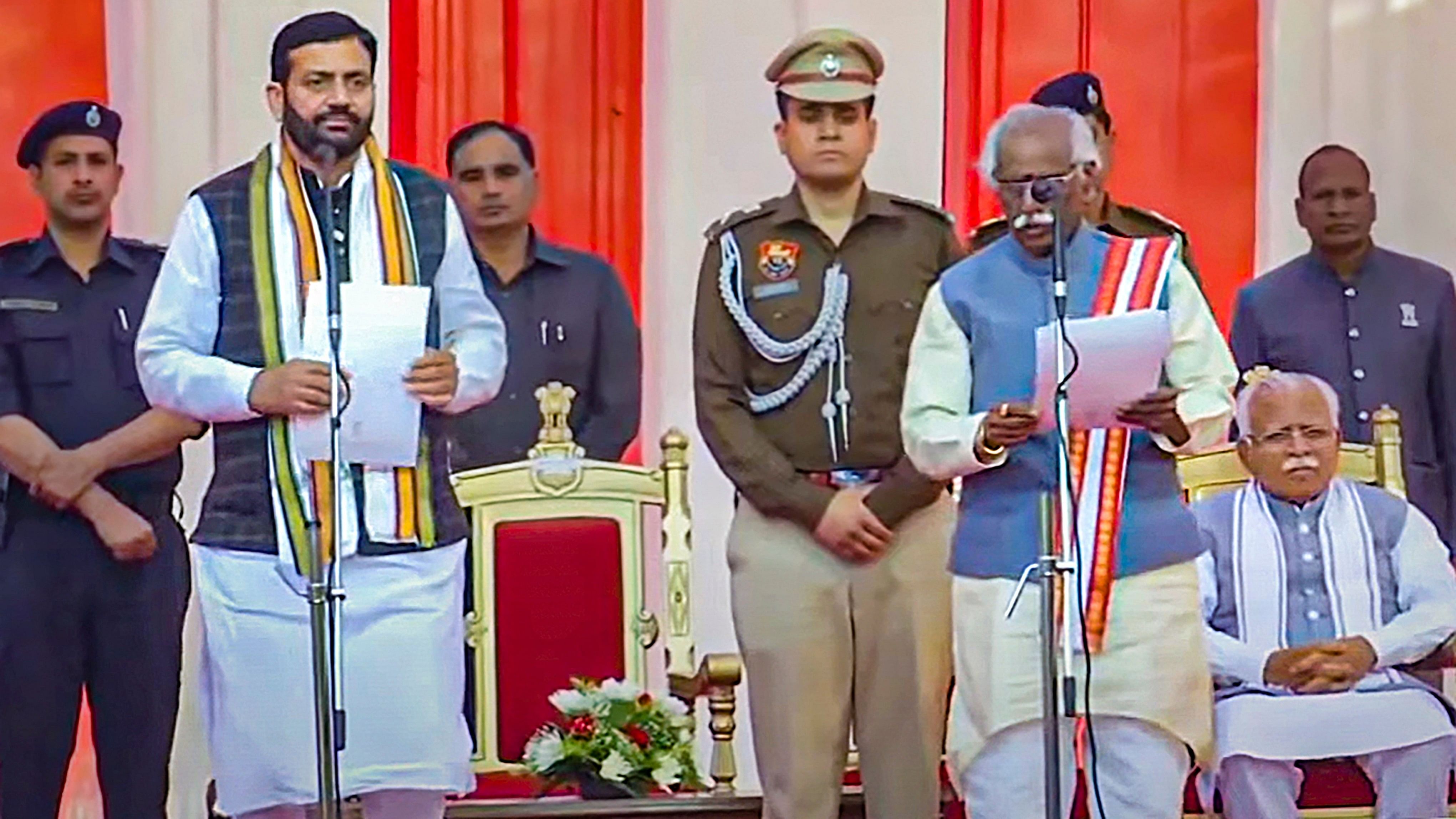 <div class="paragraphs"><p> Haryana Governor Bandaru Dattatreya administers the oath to BJP leader Nayab Singh Saini as chief minister of Haryana, on Tuesday, March 12, 2024. </p></div>