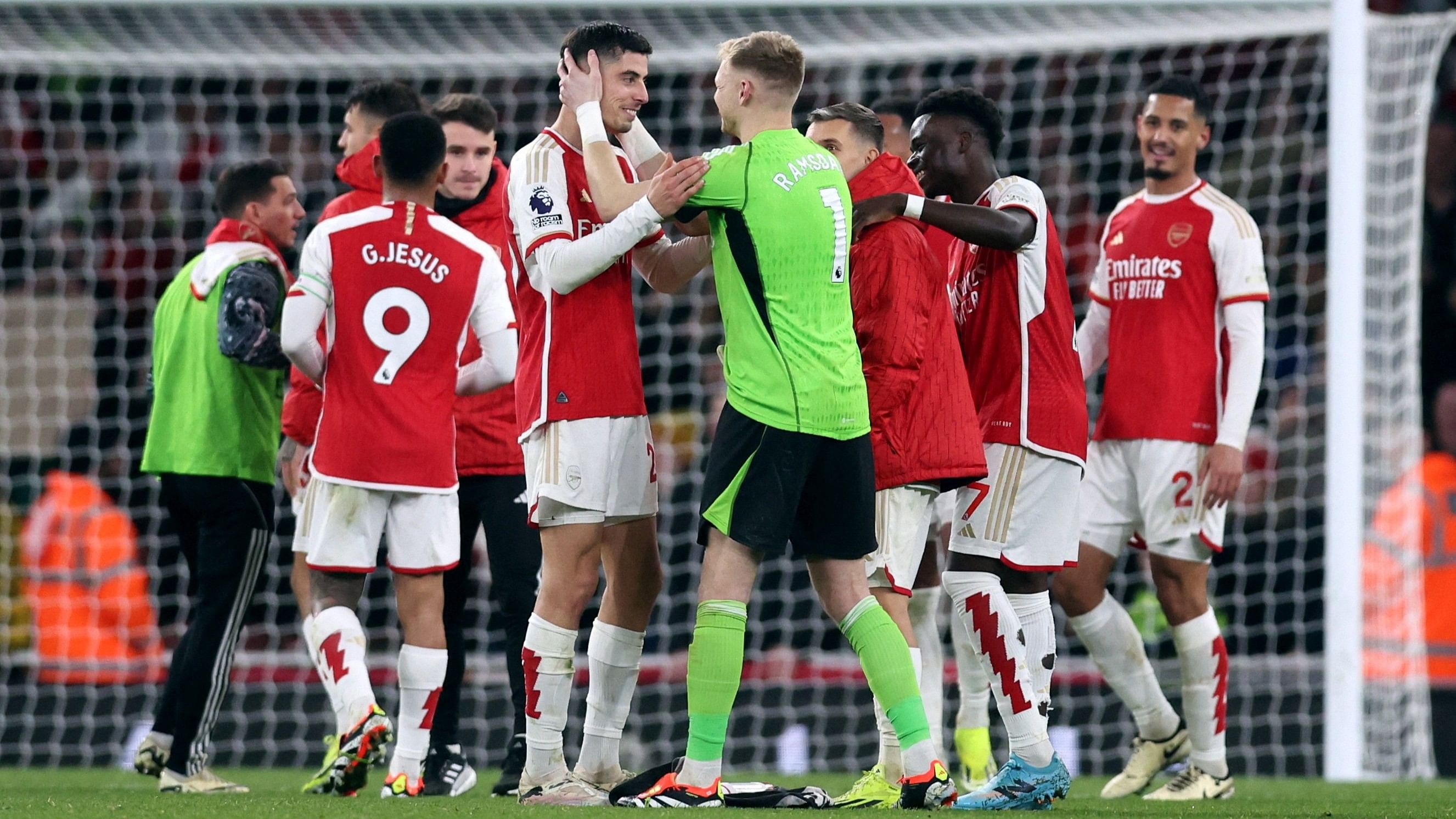 <div class="paragraphs"><p> Arsenal's Aaron Ramsdale celebrates with Bukayo Saka and Kai Havertz after the match</p></div>