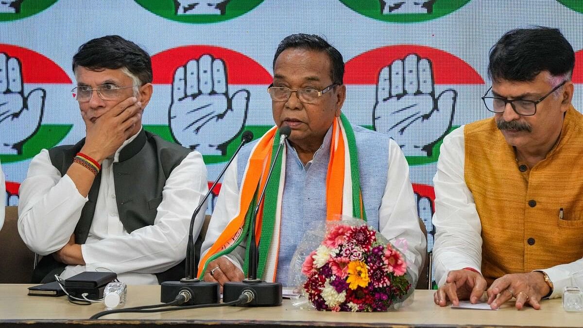 <div class="paragraphs"><p>Former BJP leader Ram Tahal Choudhary joins the Congress party in the presence of Congress leader Pawan Khera, at AICC Headquarters in New Delhi, Thursday, March 28, 2024.</p></div>