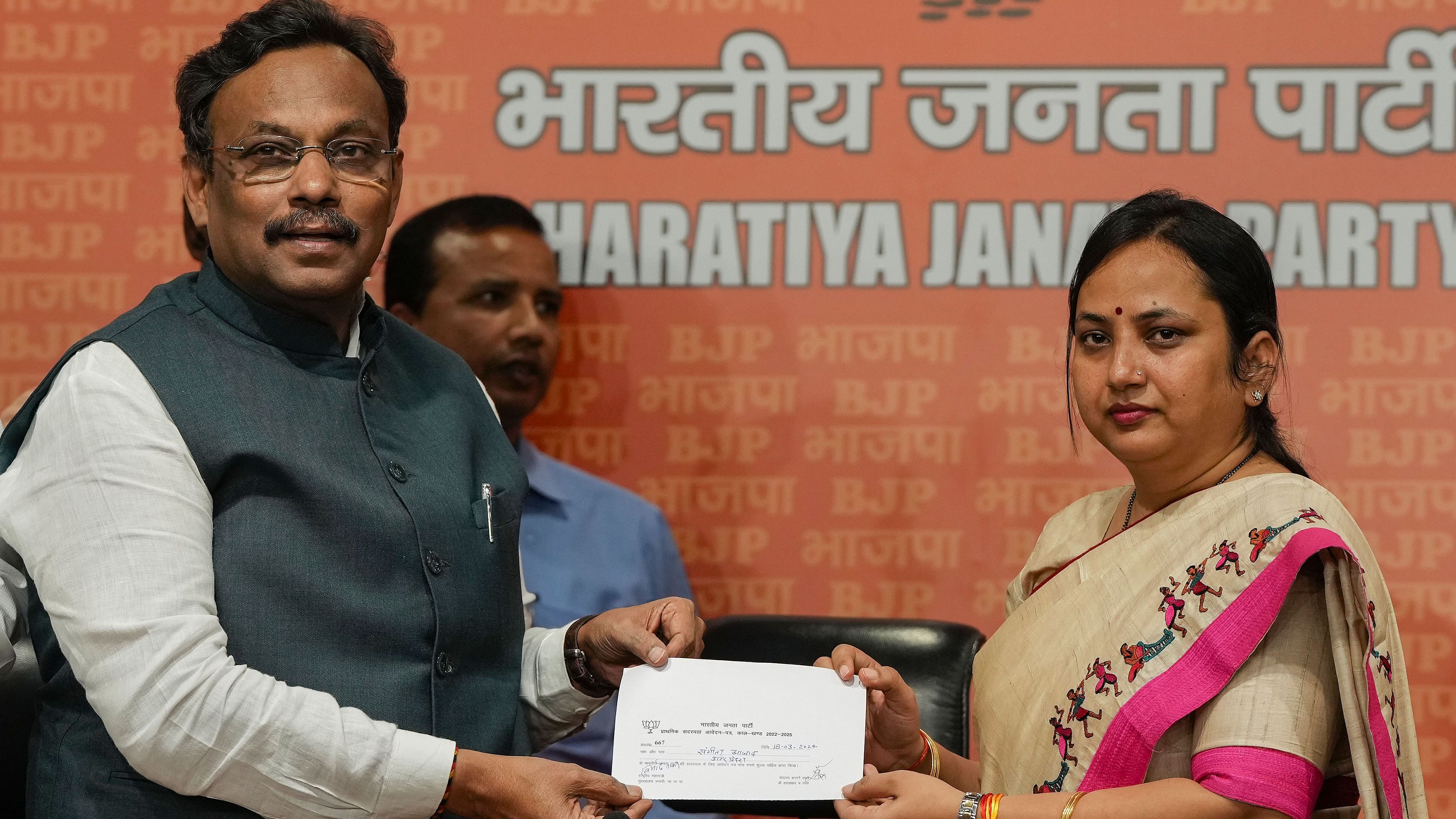 <div class="paragraphs"><p>BJP National General Secretary Vinod Tawde presents party membership slip to MP Sangeeta Azad as the latter joins the party, in New Delhi, on Monday.</p></div>