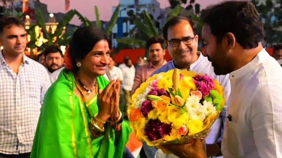 <div class="paragraphs"><p>Kompella Madhavi Latha with BJP leader G Kishan Reddy.&nbsp;</p></div>