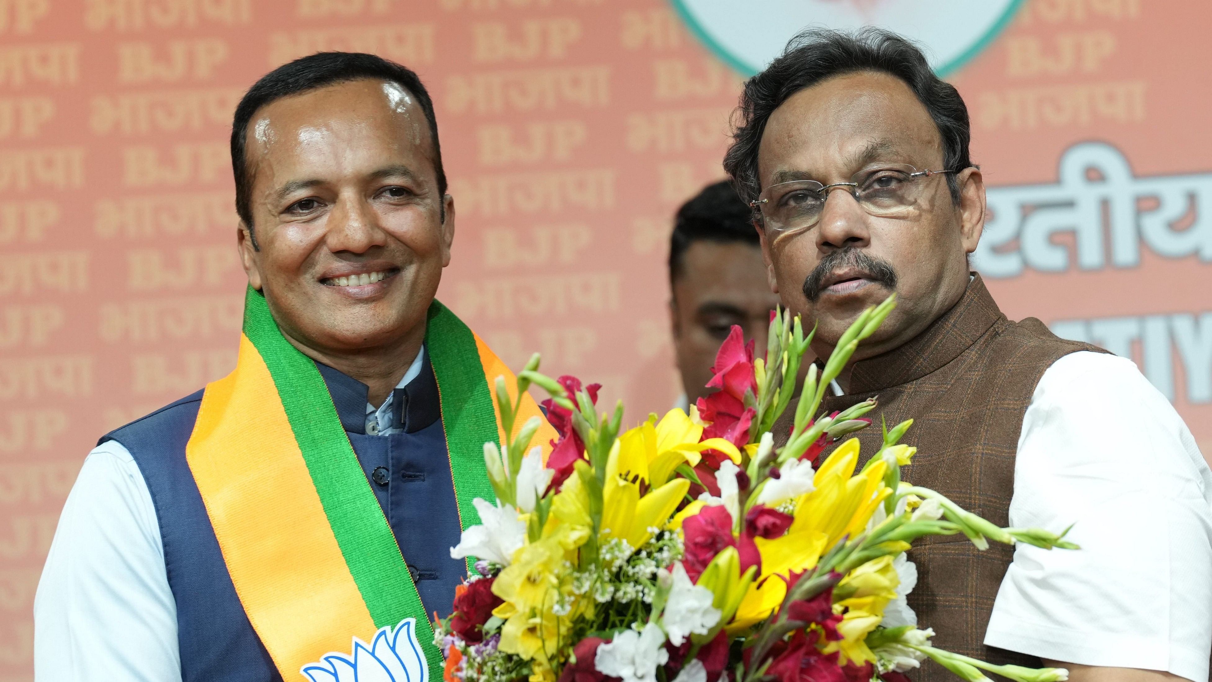 <div class="paragraphs"><p>Former Congress MP Naveen Jindal being welcomed by BJP General Secretary Vinod Tawde as the former joins BJP, in New Delhi, Sunday, March 24, 2024. </p></div>