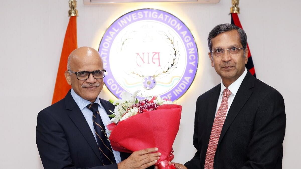 <div class="paragraphs"><p>Sadanand Vasant Date, an IPS officer of 1990 batch of Maharashtra cadre, being greeted as he takes over the reins of the National Investigation Agency from Shri Dinkar Gupta who superannuated from service on Sunday, March 31, 2024.</p></div>