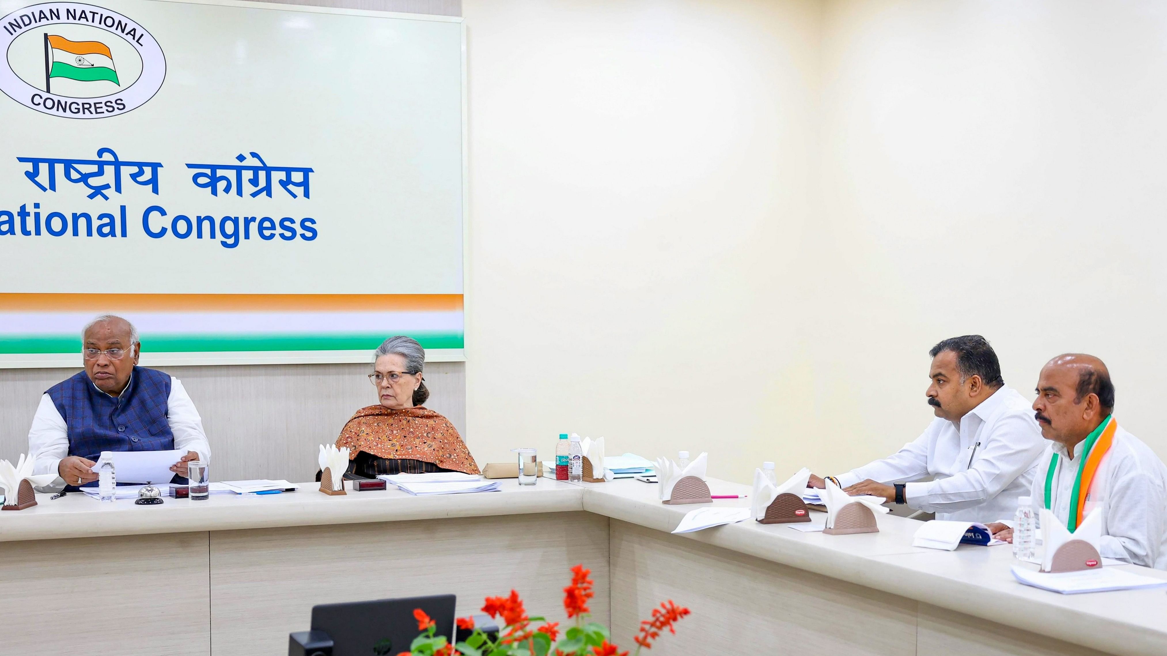 <div class="paragraphs"><p>Congress President Mallikarjun Kharge with party leader Sonia Gandhi during the Congress Central Election Committee (CEC) meeting for the upcoming Lok Sabha polls, at AICC Headquarters in New Delhi, Tuesday, March 19, 2024. </p></div>