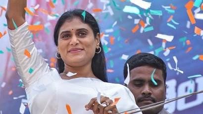 <div class="paragraphs"><p>Y S Sharmila Reddy, president, Andhra Pradesh Congress Committee (APCC), witnessed Eliza (63)&nbsp; join the Congress party.</p></div>