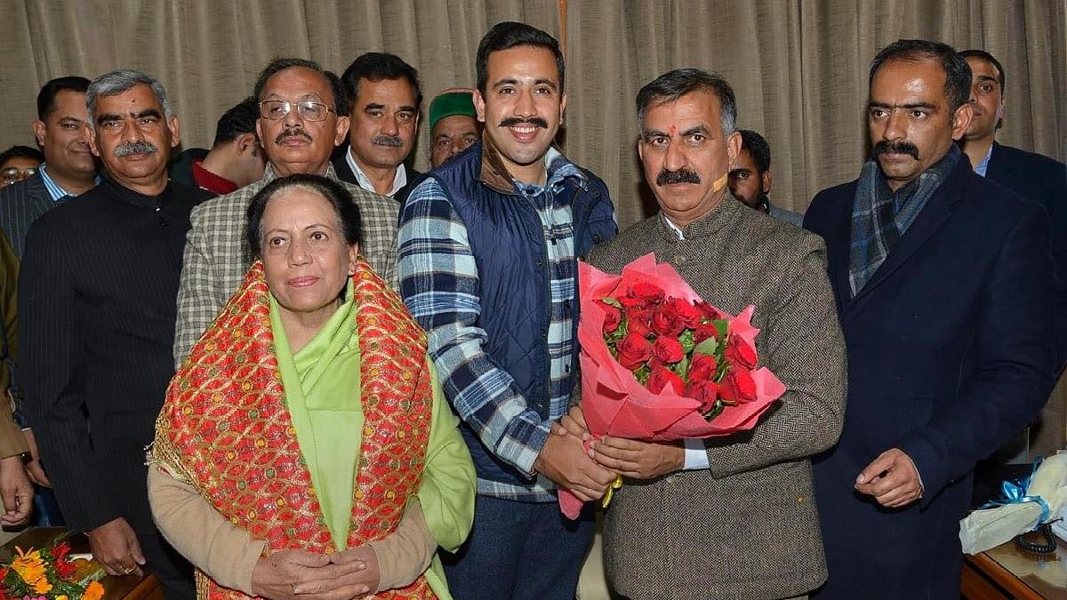 <div class="paragraphs"><p>Himachal Pradesh Chief Minister Sukhwinder Singh Sukhu being presented a bouquet by party MLA Vikramaditya Singh during a meeting after the former assumed charge of the office, in Shimla, Monday, Dec. 12, 2022. Himachal Congress President Pratibha Singh is also seen</p></div>