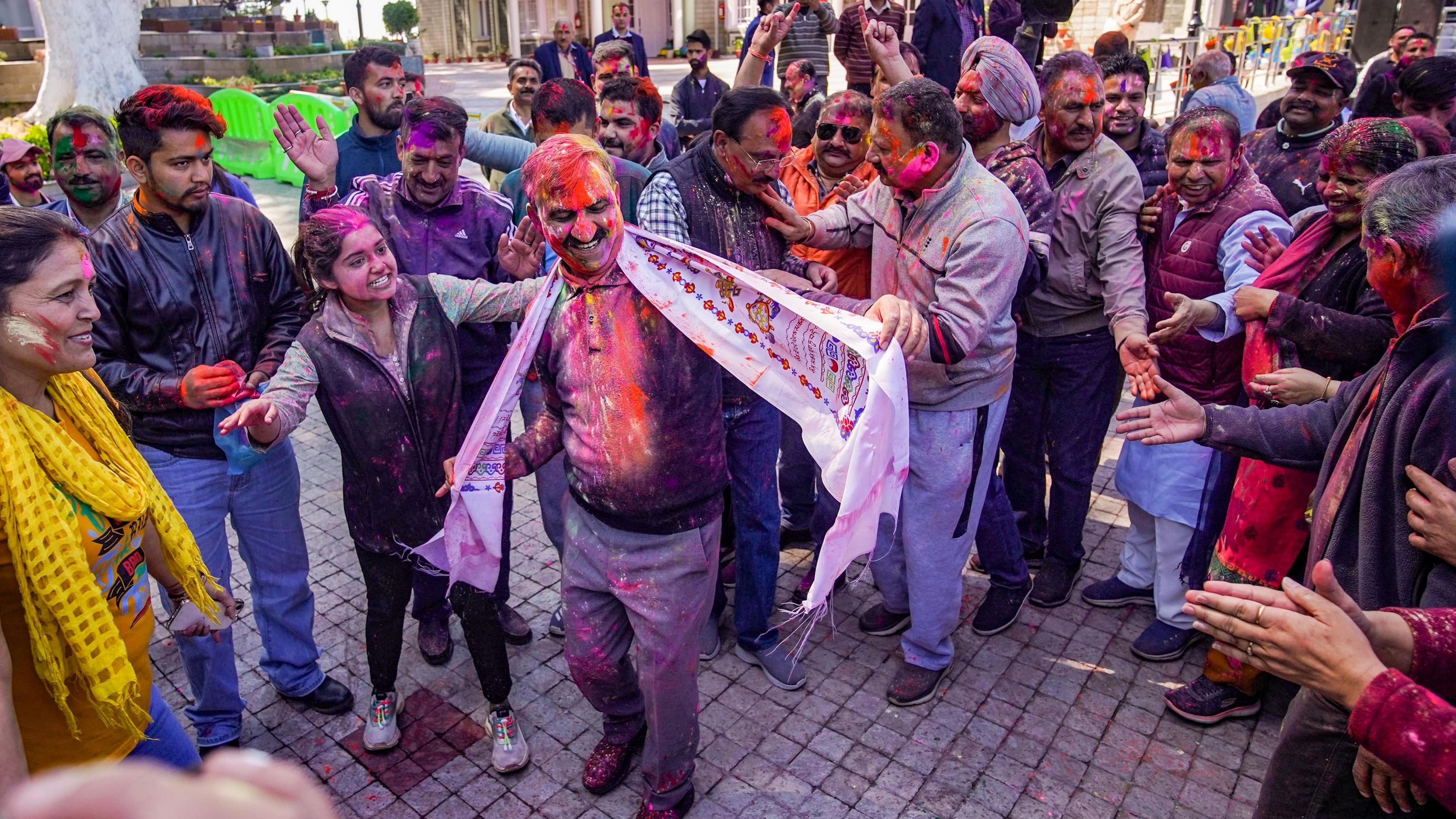 <div class="paragraphs"><p>Himachal Pradesh Chief Minister Sukhvinder Singh Sukhu grooves to beats during Holi celebrations at his residence in Shimla.</p></div>