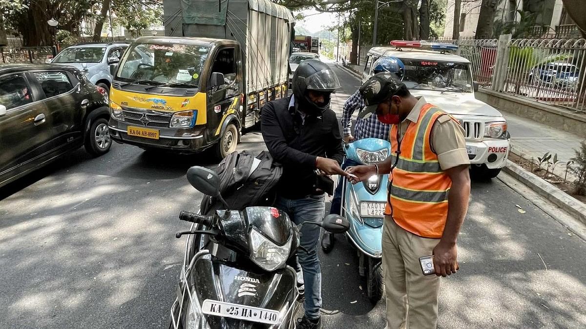 <div class="paragraphs"><p>Cops check commuters' licences in Bengaluru.&nbsp;</p></div>