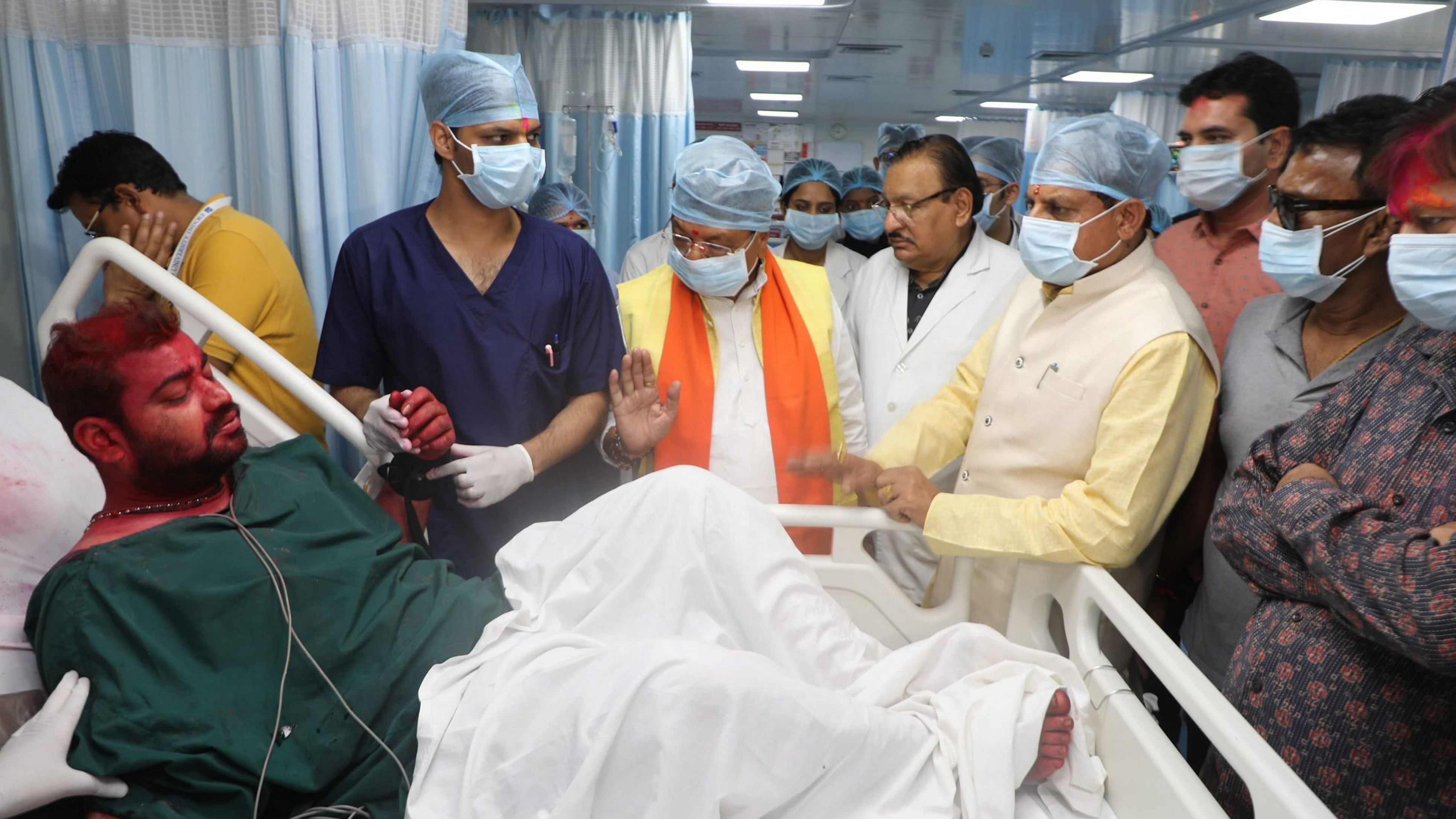 <div class="paragraphs"><p>Madhya Pradesh Chief Minister Mohan Yadav visits people injured in a fire that broke out during 'bhasma aarti' in the Mahakal Temple, at Aurobindo Hospital in Indore.</p></div>