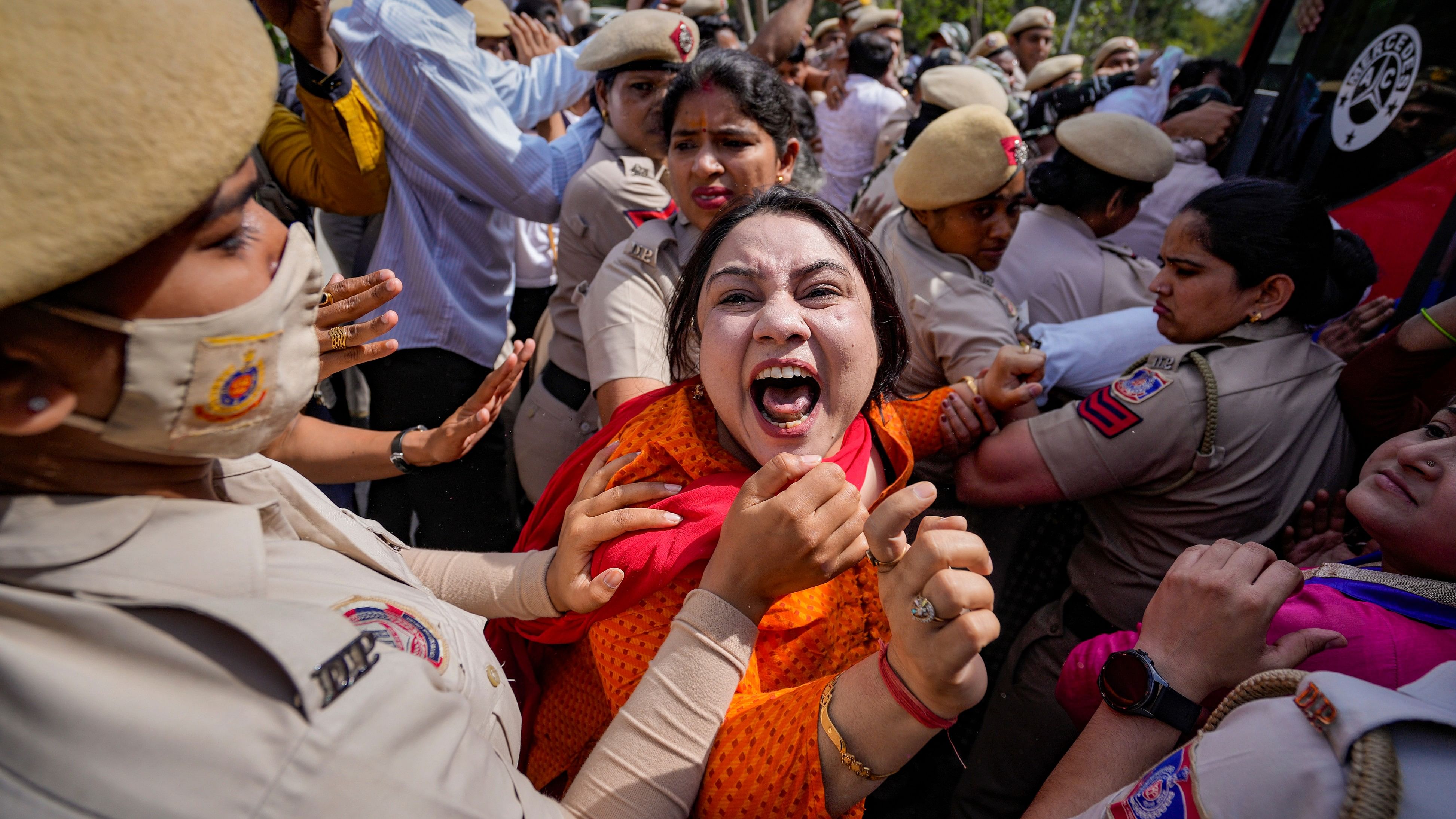 <div class="paragraphs"><p>AAP supporters detained ahead of protest at PM Modi's home.</p></div>