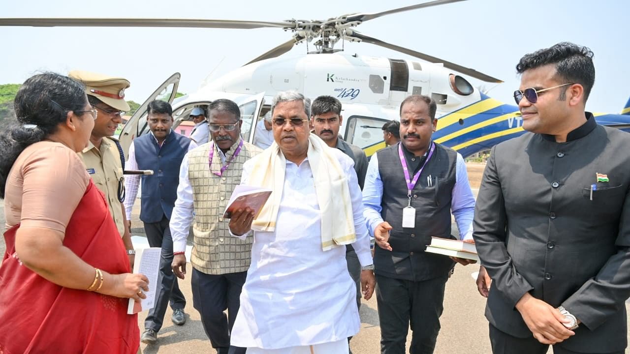 <div class="paragraphs"><p>Chief Minister Siddaramaiah arrives in Udupi to take part in the district-level convention of scheme beneficiaries.</p></div>