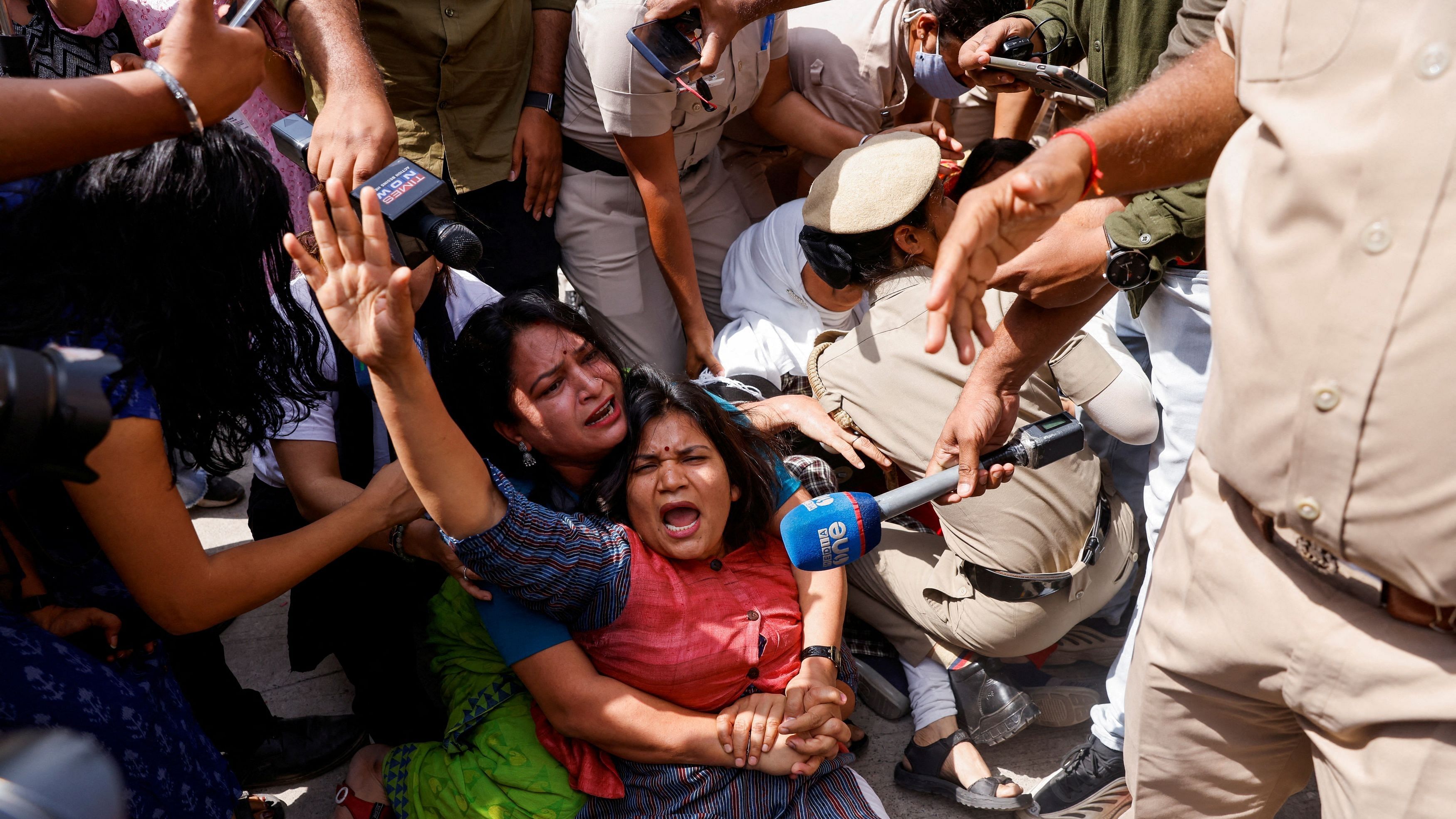 <div class="paragraphs"><p>Police detain supporters of the Aam Aadmi Party during a protest after Delhi Chief Minister Arvind Kejriwal was arrested by the Enforcement Directorate (ED).</p></div>